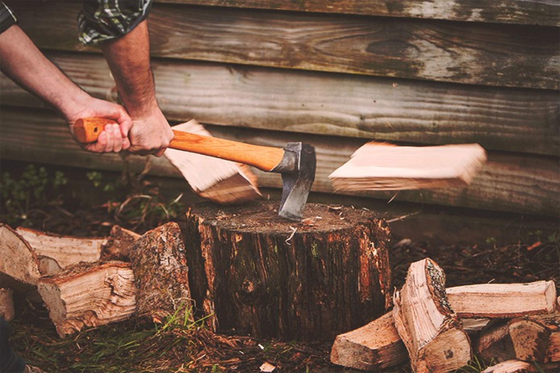 Merchant-and-Makers-How-To-Split-Firewood-Splitting-by-Vince-Thurkettle-11